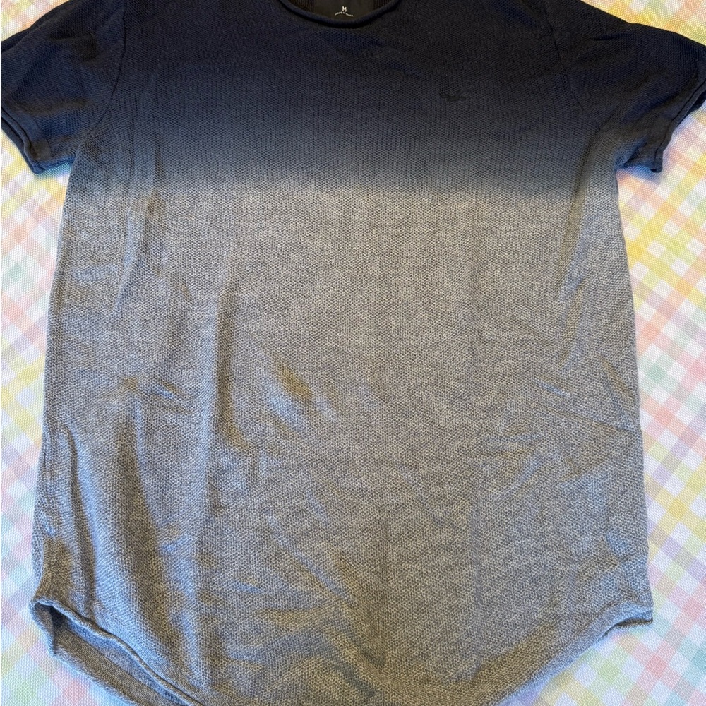 Hollister Men's Gradient Black and Gray Tee